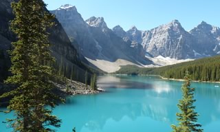lac turquoise, sapins et montagnes canada