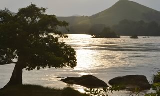 Gabon fleuve arbre et colline