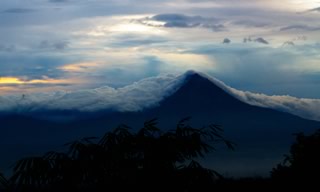 Montagne nuages indonésie